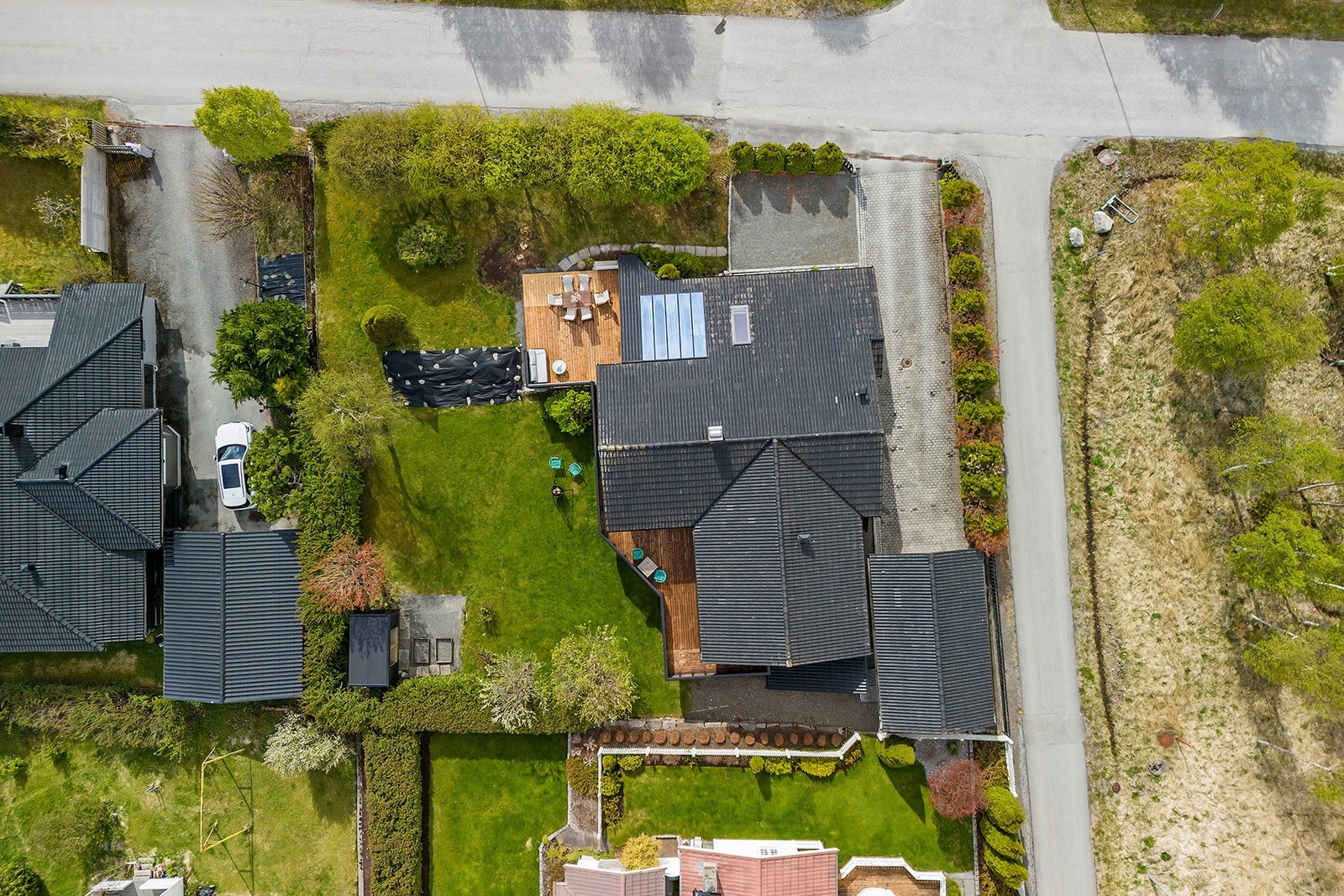 Stor tomt (882 m2) med skjermet uteområde. Galleribilde