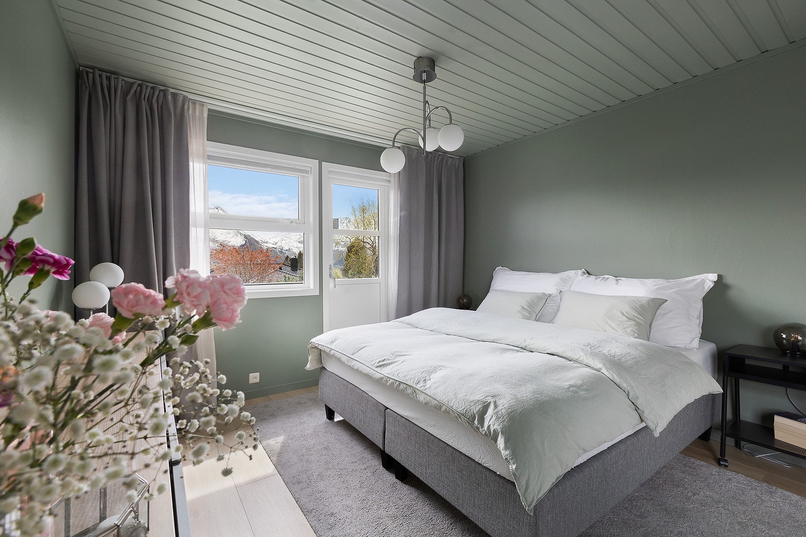 Hovedsoverom i 1. etasje. Soverommet har egen utgang til veranda. Galleribilde
