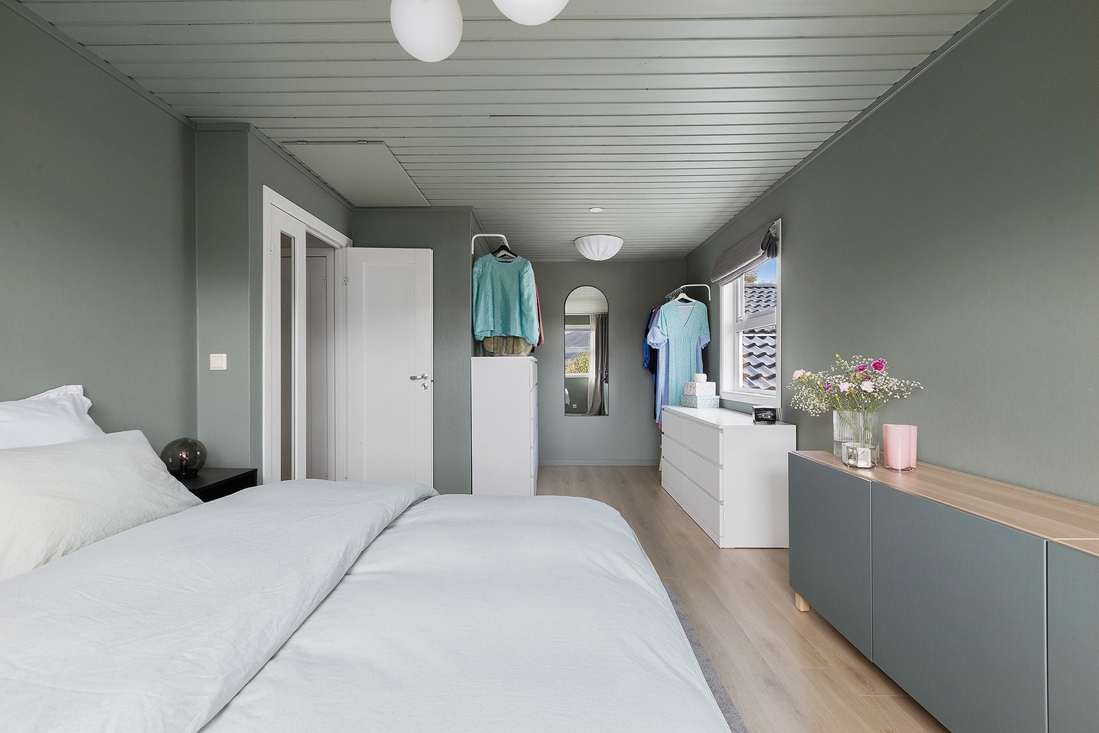 Stort soverom med oppbevaringsplass. Galleribilde