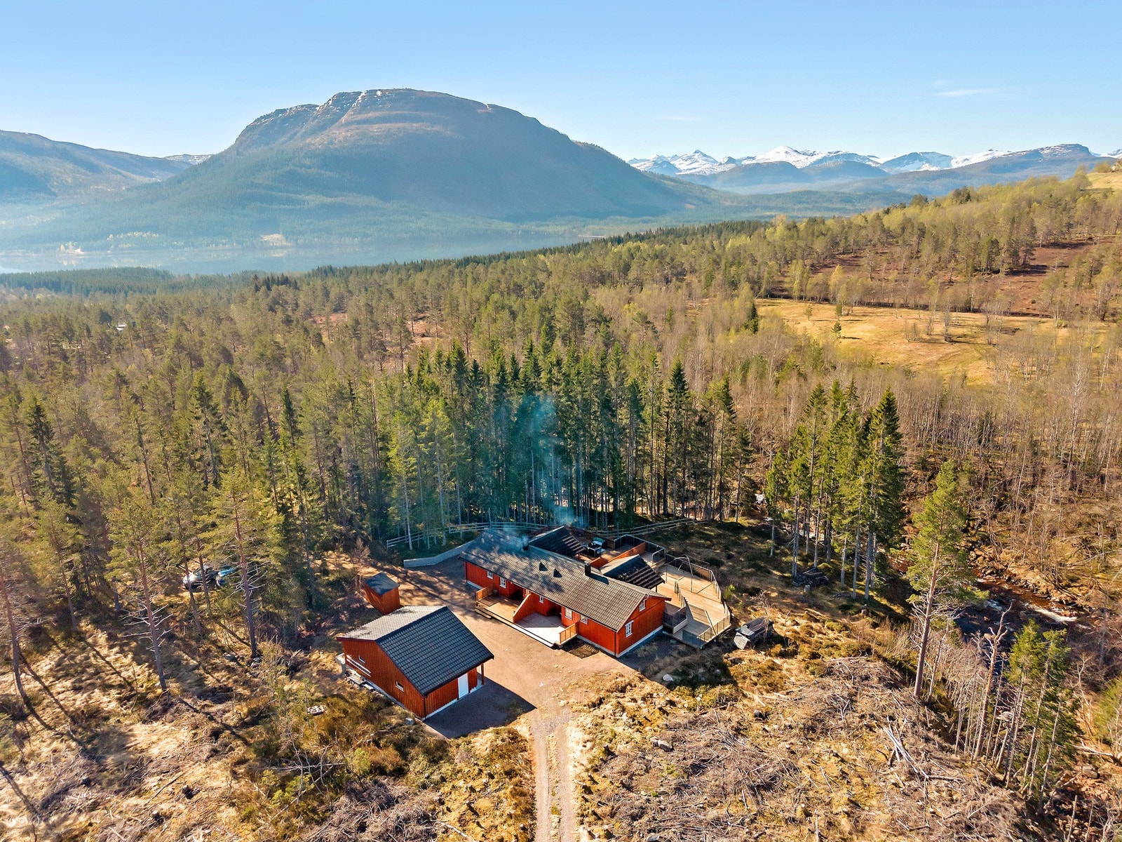 Osmakravegen 1300B er vertikaldelt hytte med et meget flott uteområde. Galleribilde