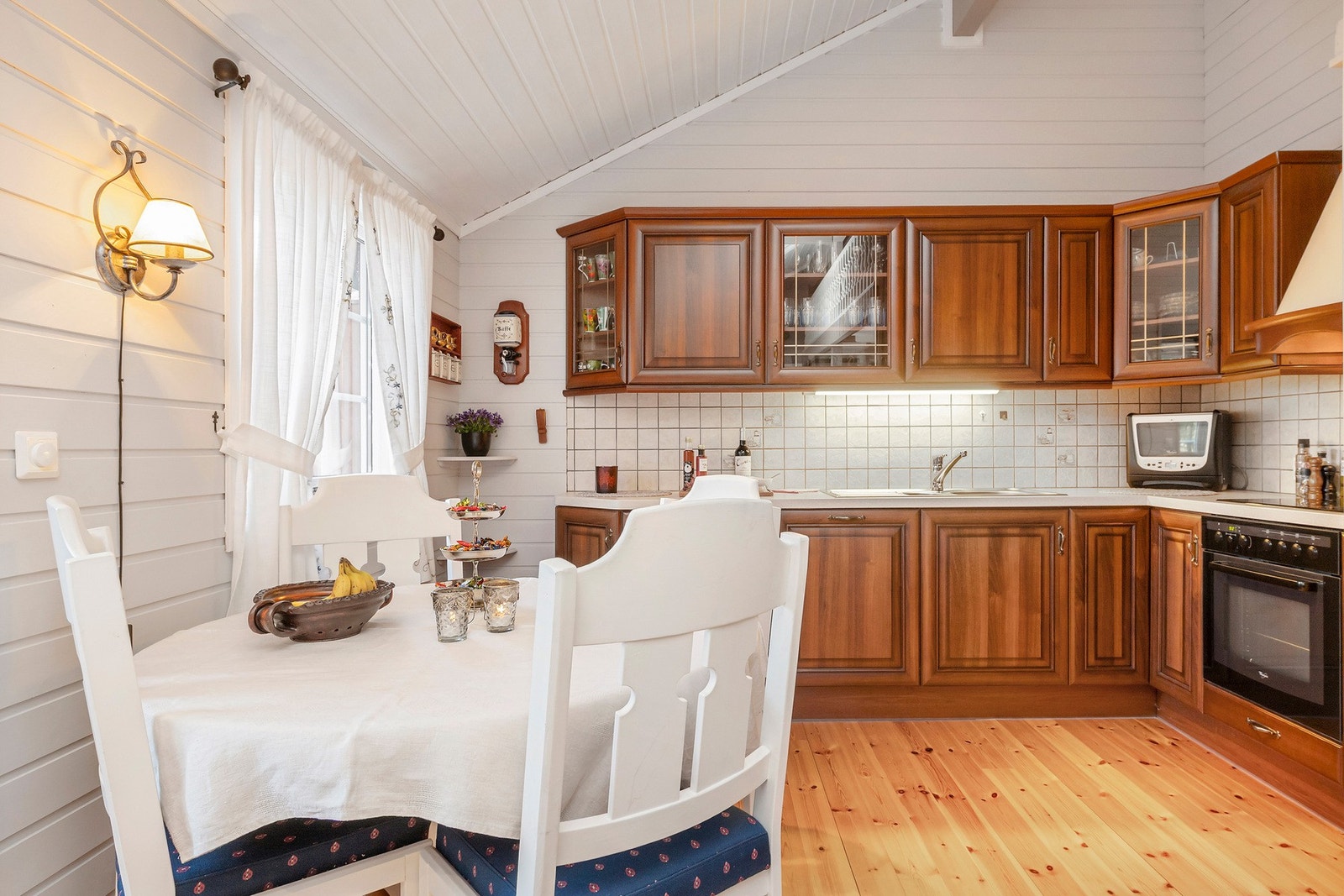 Fritidsboligen er utstyrt med en klassisk kjøkkeninnredning. Galleribilde