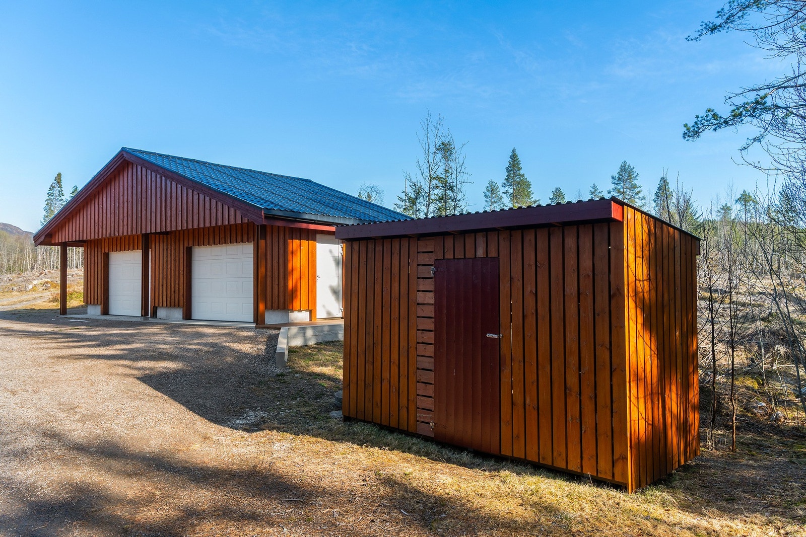 Det er oppført vedskjul og halvpart av uthus på eiendommen. Galleribilde