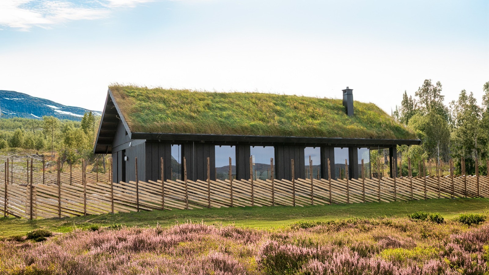 Vy hyttene glir inn i landskapet på en elegant måte. Her illustrasjon av Vy 23 med hems som er priset i annonsen. Galleribilde