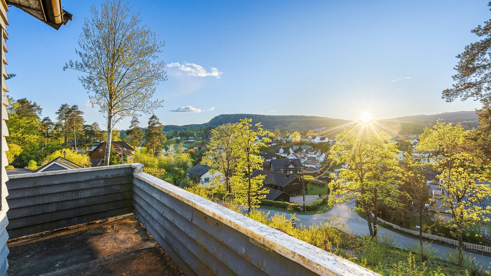 Kveldssol i april hvor solen går ned over åsen kl 20:30 Galleribilde