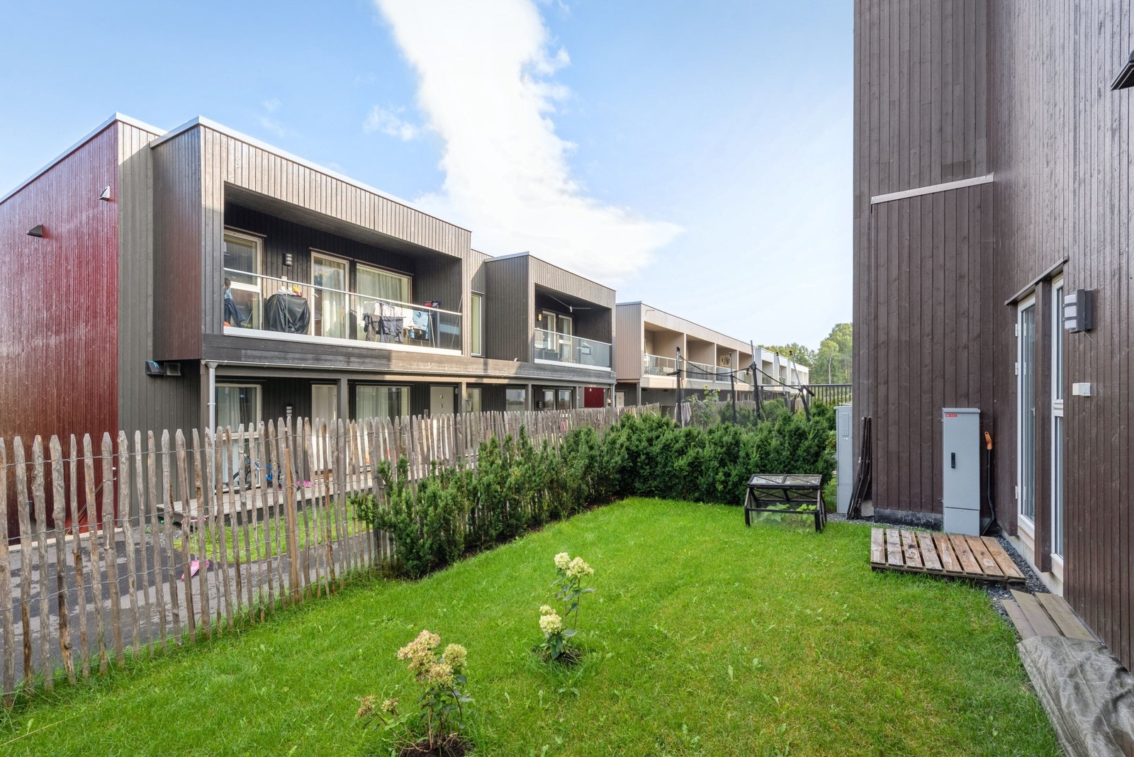 1. etg. Hage med god plass for trampoline. Galleribilde