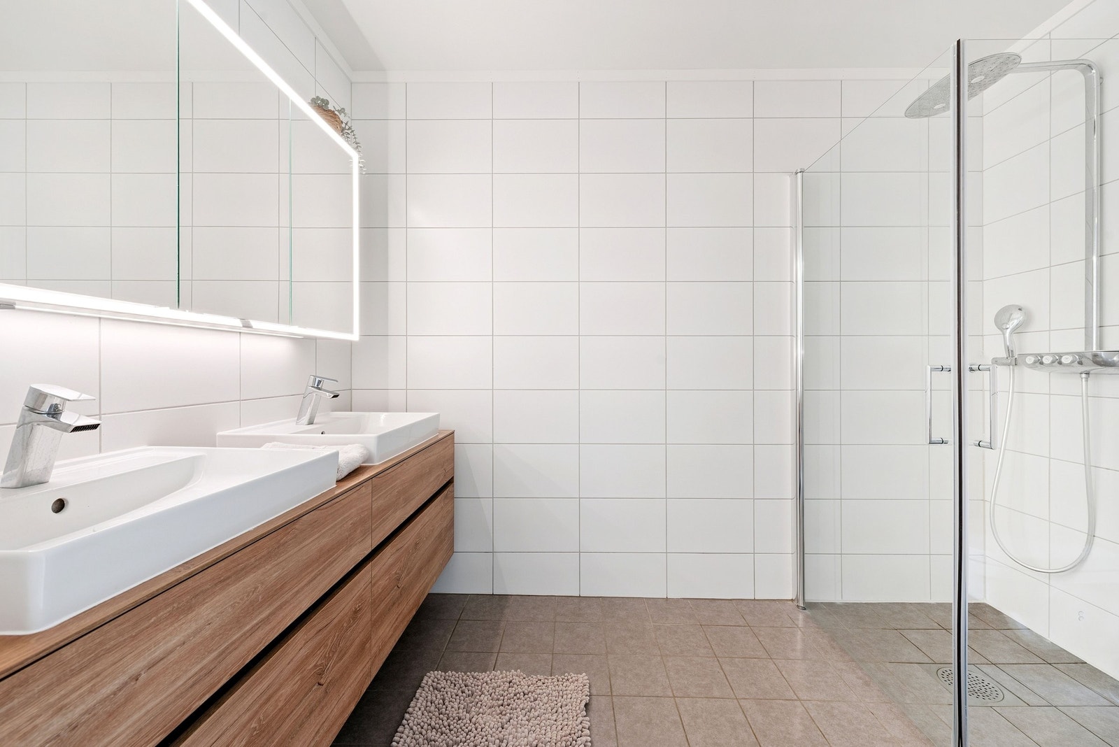 1. etg Bad/WC med massasje dusj og baderomsinnredning fra V&B Galleribilde