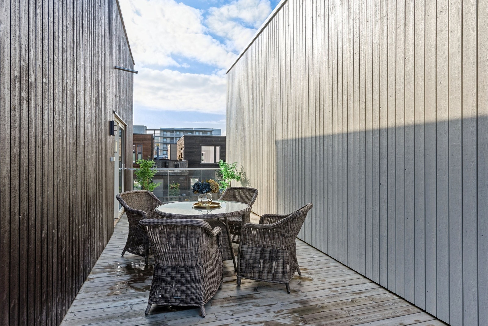 2. etg. 20 m2 Terrasse med utgang fra kjøkken/spisestuen. Galleribilde