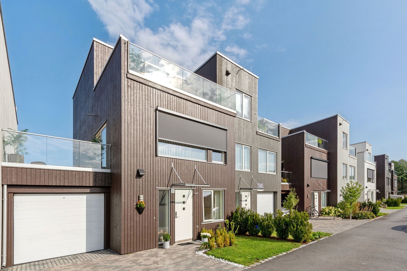 Fossumsvingen 81 med 1 stor takterrasse i 3 etg og 1 stor terrasse i 2 etg. Galleribilde