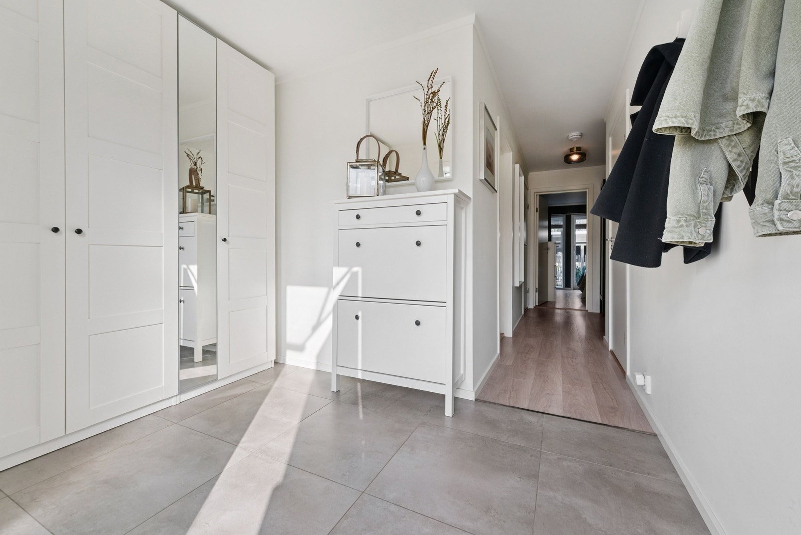 1.etg .Romslig Entre med stor plass for garderobe skap. Galleribilde