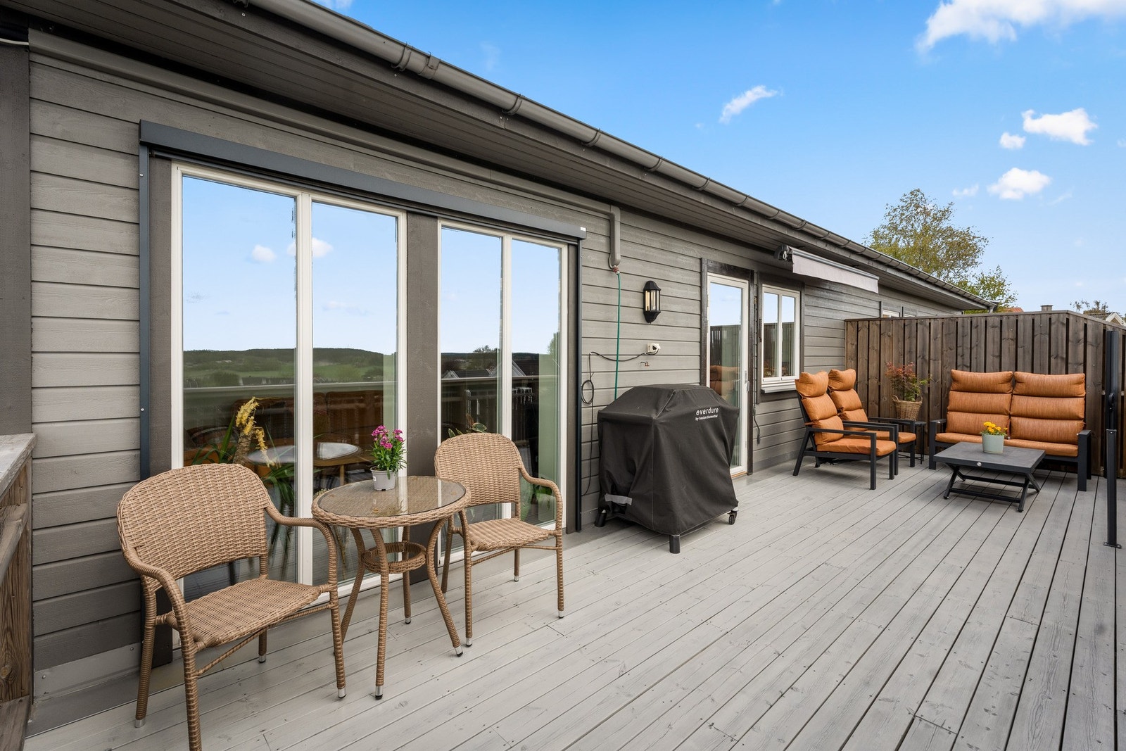 Direkte fra stuen er det adgang til denne flotte verandaen! Galleribilde