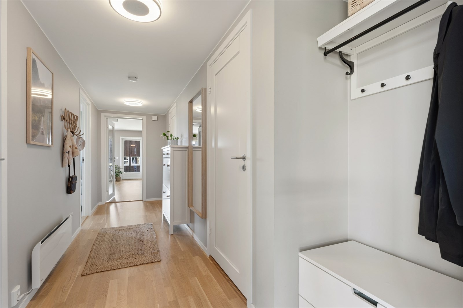 Her ønskes du velkommen inn i en entré med god plass til å henge fra seg ytterklær. Her er det også en praktisk innvendig bod for ekstra oppbevaring. Galleribilde