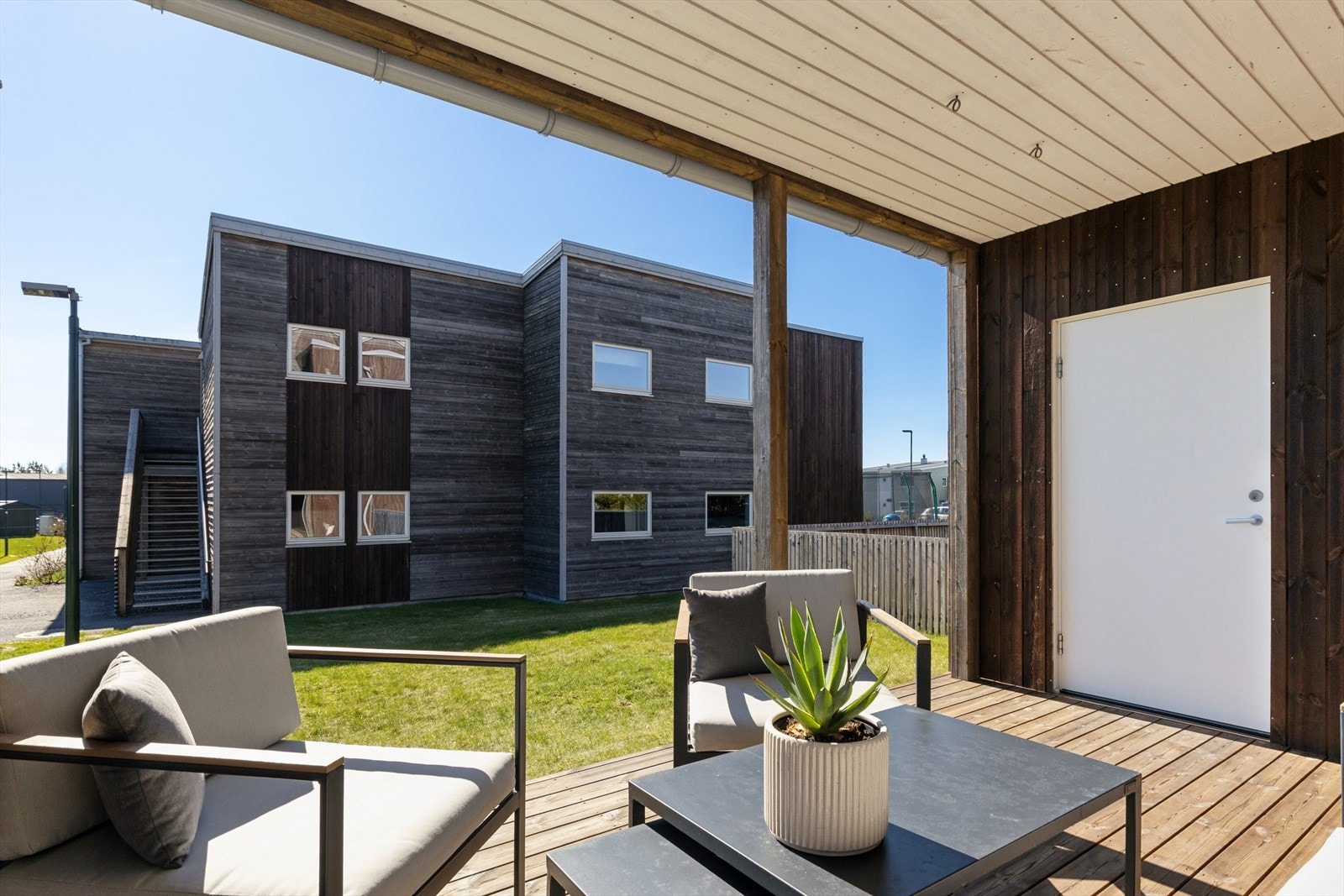 På terrassen er det en praktisk utvendig bod på 5,2 m² for ekstra lagringsplass. Galleribilde