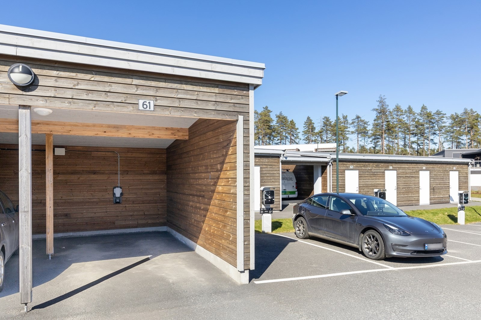 Det medfølger parkering i felles carportanlegg, utstyrt med el-billader. Galleribilde
