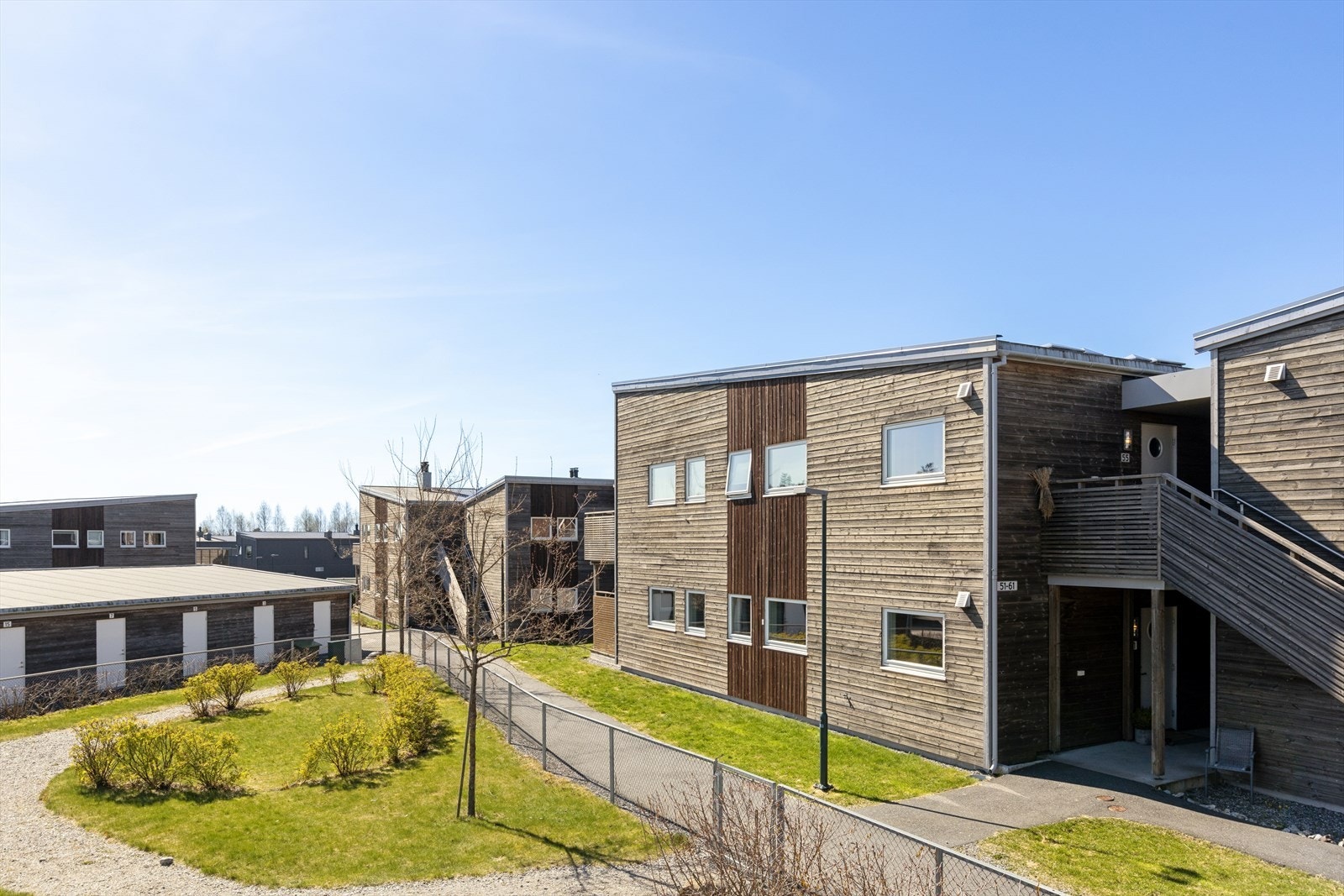 Tomten er pent opparbeidet med plen, gangstier og fellesarealer. Galleribilde