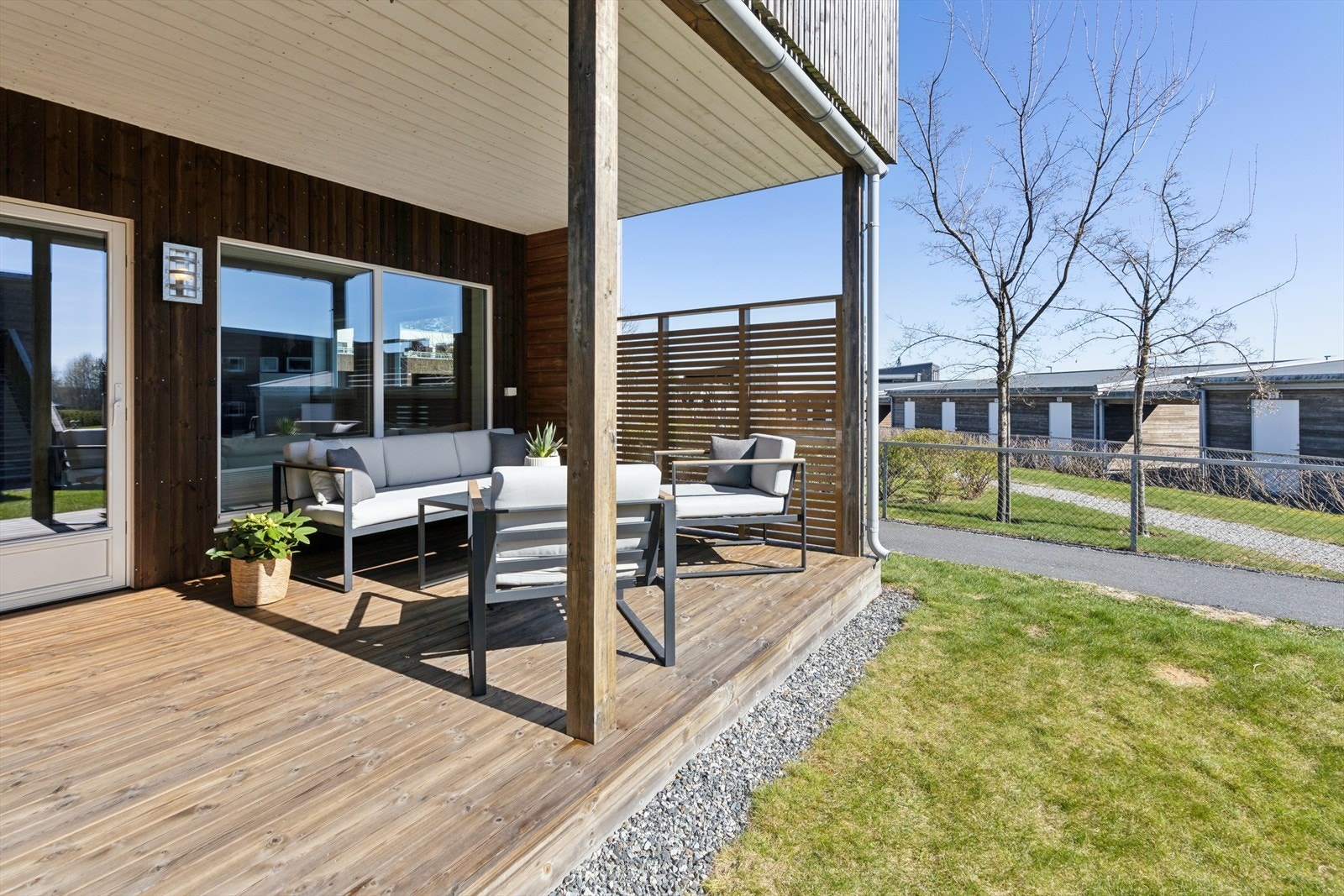 Den overbygde terrassen er bygget med impregnert bjelkelag og terrassebord. Galleribilde