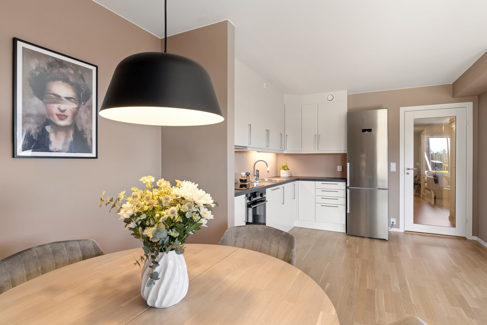 Leiligheten har gjennomgående pen parkett og er holdt i duse, tidsriktige farger som skaper et helhetlig uttrykk. Galleribilde