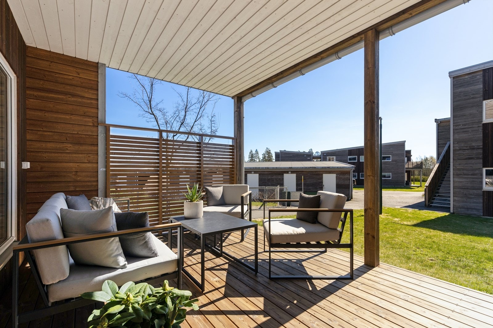 Fra stuen er er det utgang til en fin terrasse med god plass til en hyggelig sittegruppe for utendørs måltider og avslapning. Galleribilde