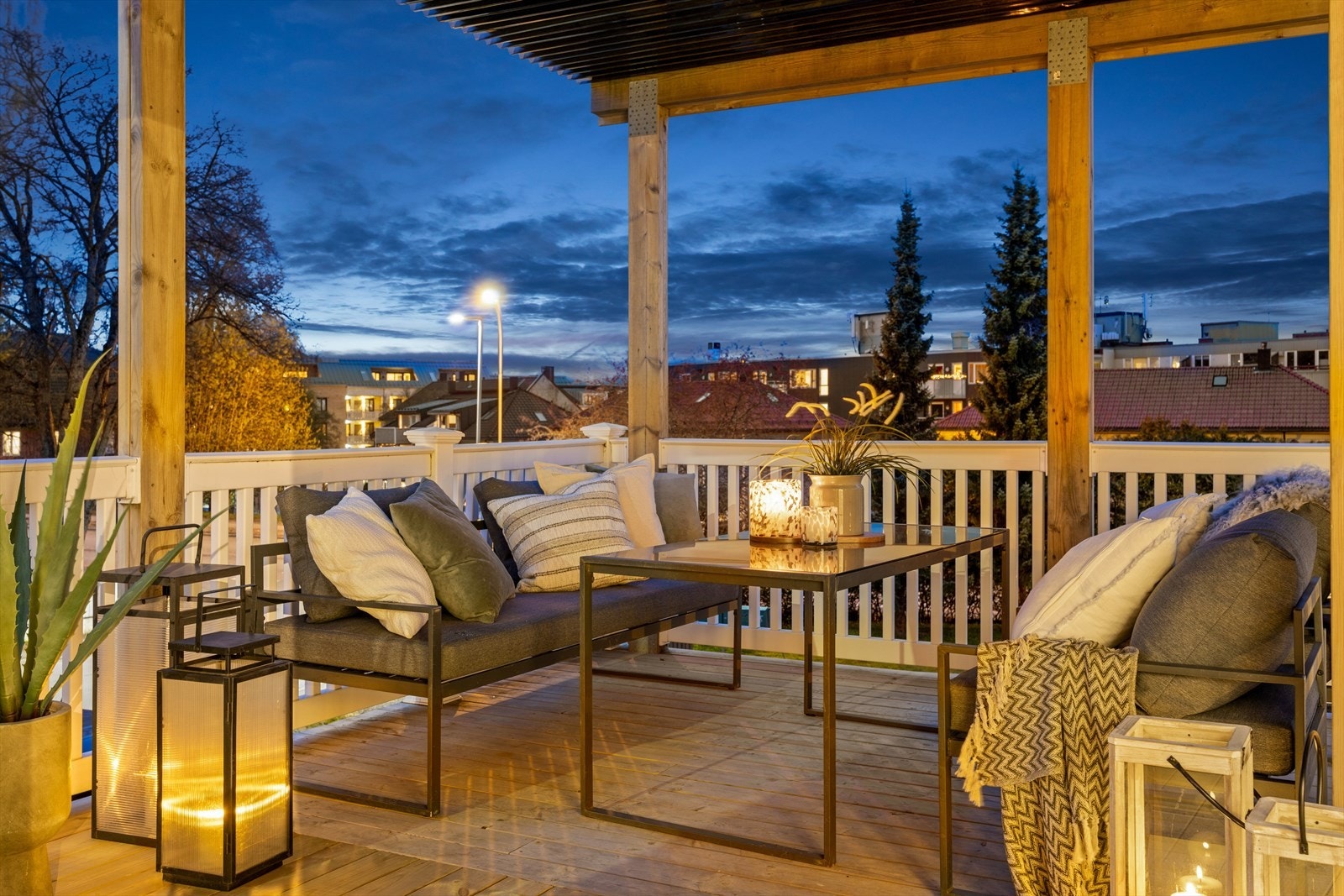 Stor og overbygd terrasse med god plass til utemøblement. Galleribilde