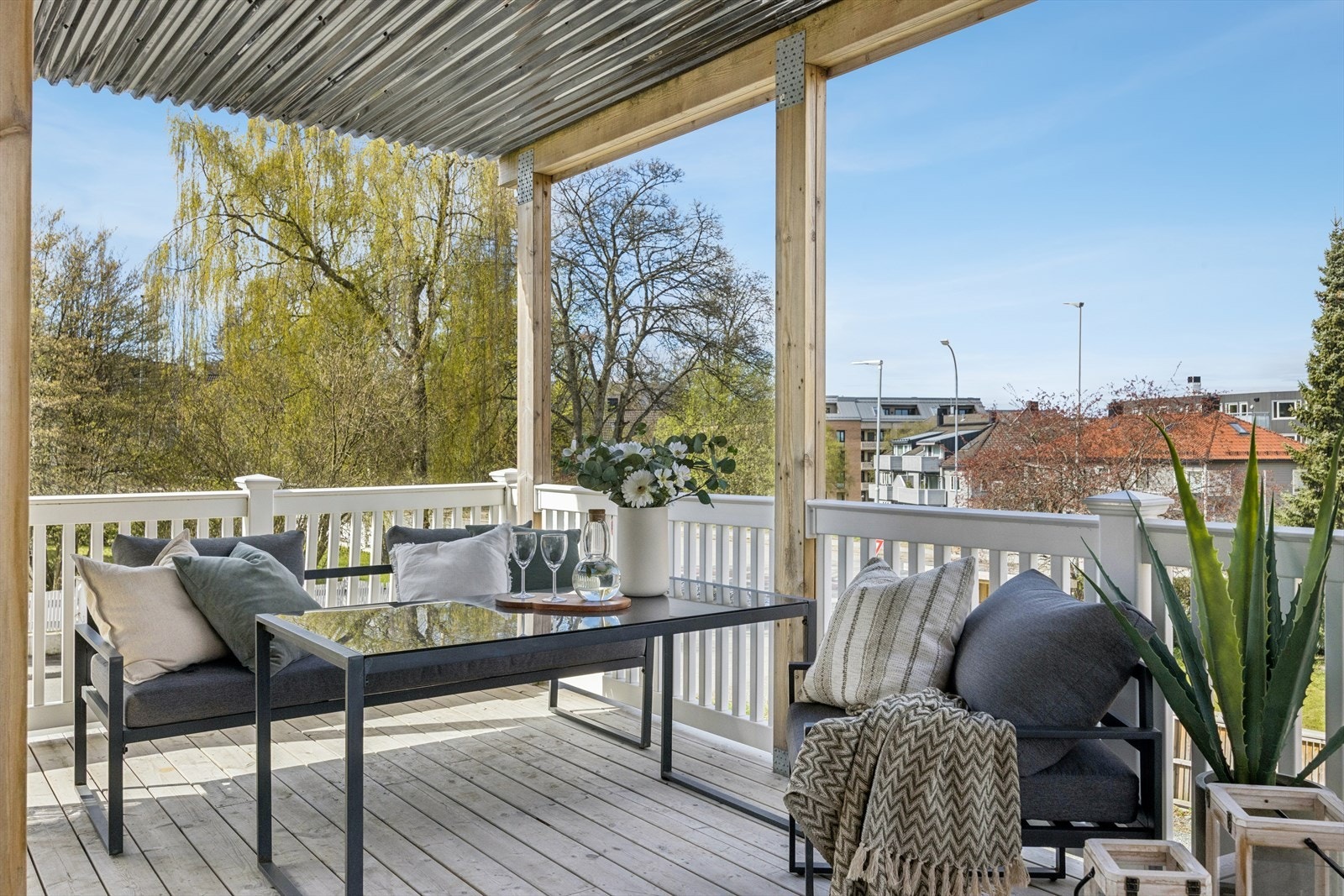 Fra terrassen har du god oversikt og utsikt over nærområdet. Galleribilde