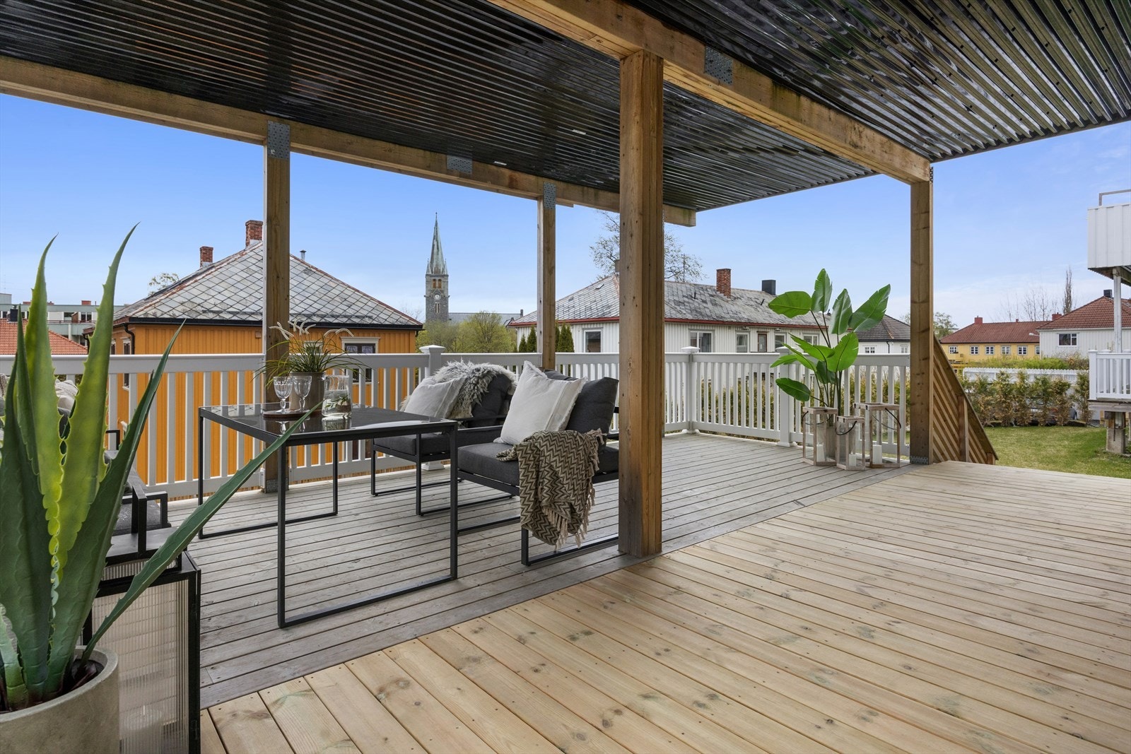Terrassen er ca. 30 m². Det er trapp ned til hagen. Galleribilde