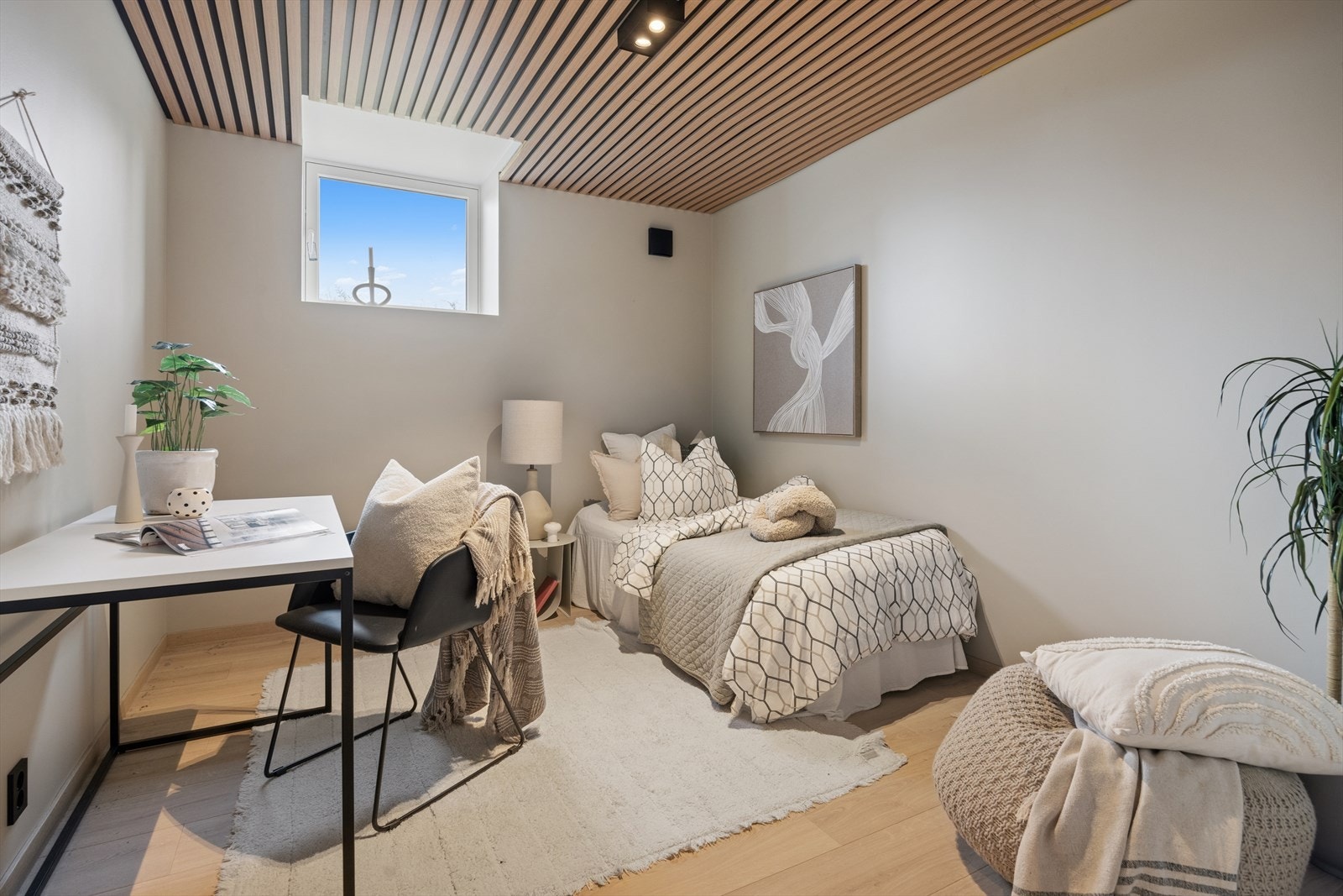 Ett av tre soverom i sokkeletasjen, ideelt som barnerom, gjesterom eller kontor. Galleribilde