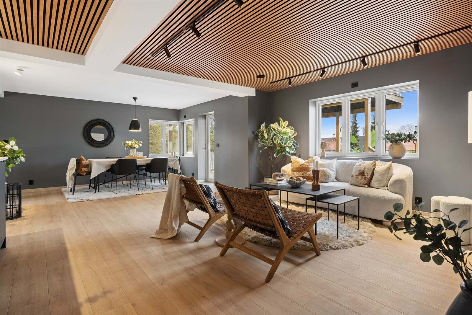 Stuen er svært romslig med plass til både sofagruppe og spisebord. Tidsriktig og stilig spilehimling med integrert belysning gir en moderne atmosfære. Galleribilde