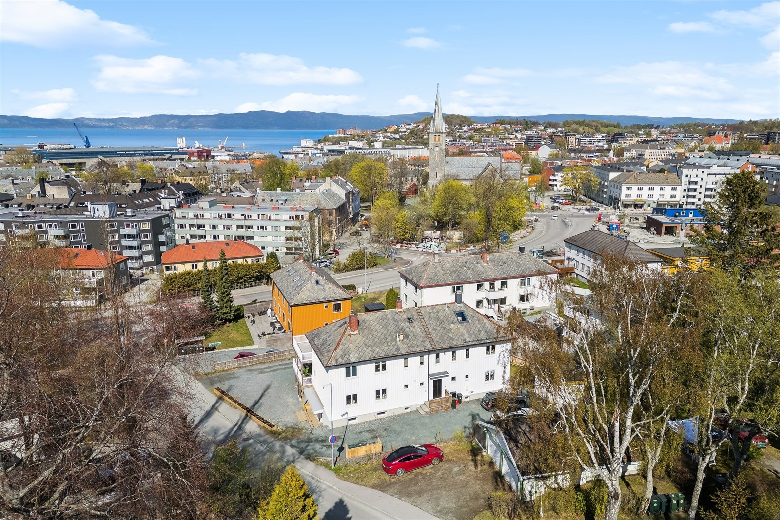 Fra eiendommen er det gang- og sykkelavstand til Solsiden, midtbyen, Sikus shopping, Dronning Maud's minde, NTNU Gløshaugen, Sintef og Teknobyen. Galleribilde