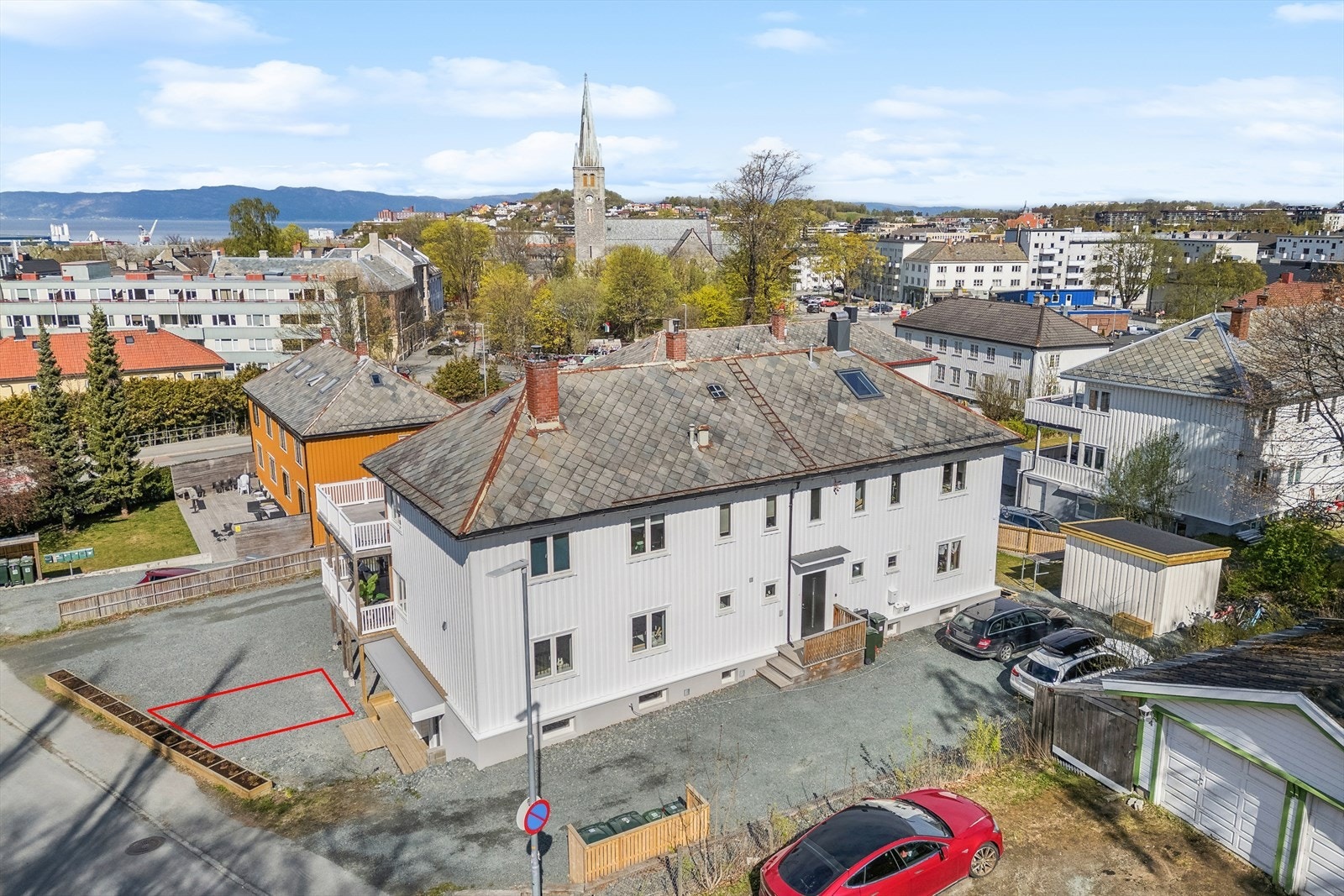 Innrisset hvilken p-plass som medfølger i rød markør. Beliggenheten på Bakkaunet/Rosendal er sentrumsnær, med kort vei til det meste. Galleribilde
