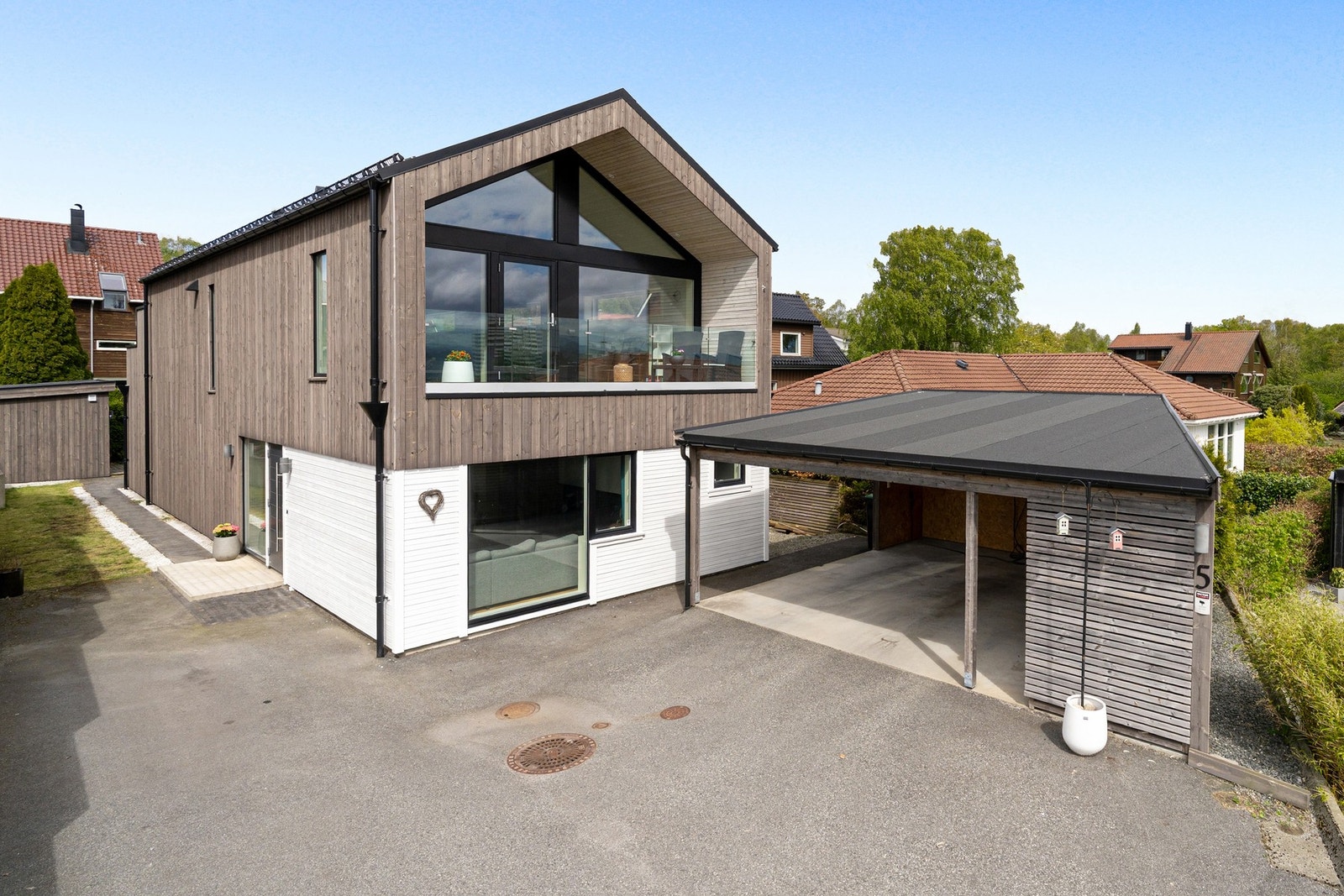 Flott hus bygget i 2019 med carport og herlige uteareal Galleribilde