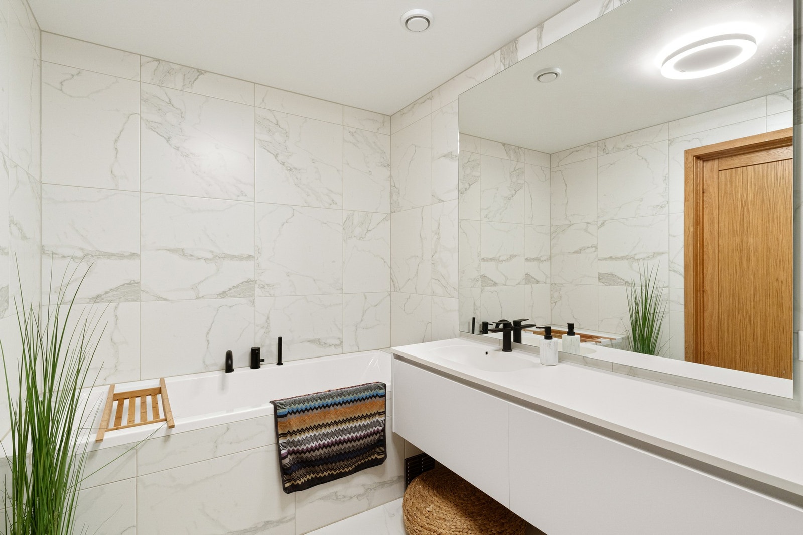 Bad nummer 2 i etasjen har også Schmidt møbler og Kuma benkeplate- men dette badet har også badekar i tillegg til dusj Galleribilde