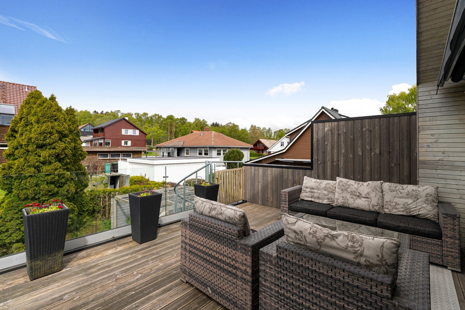 Herlig uteareal med fantastiske solforhold til langt utpå kvelden Galleribilde