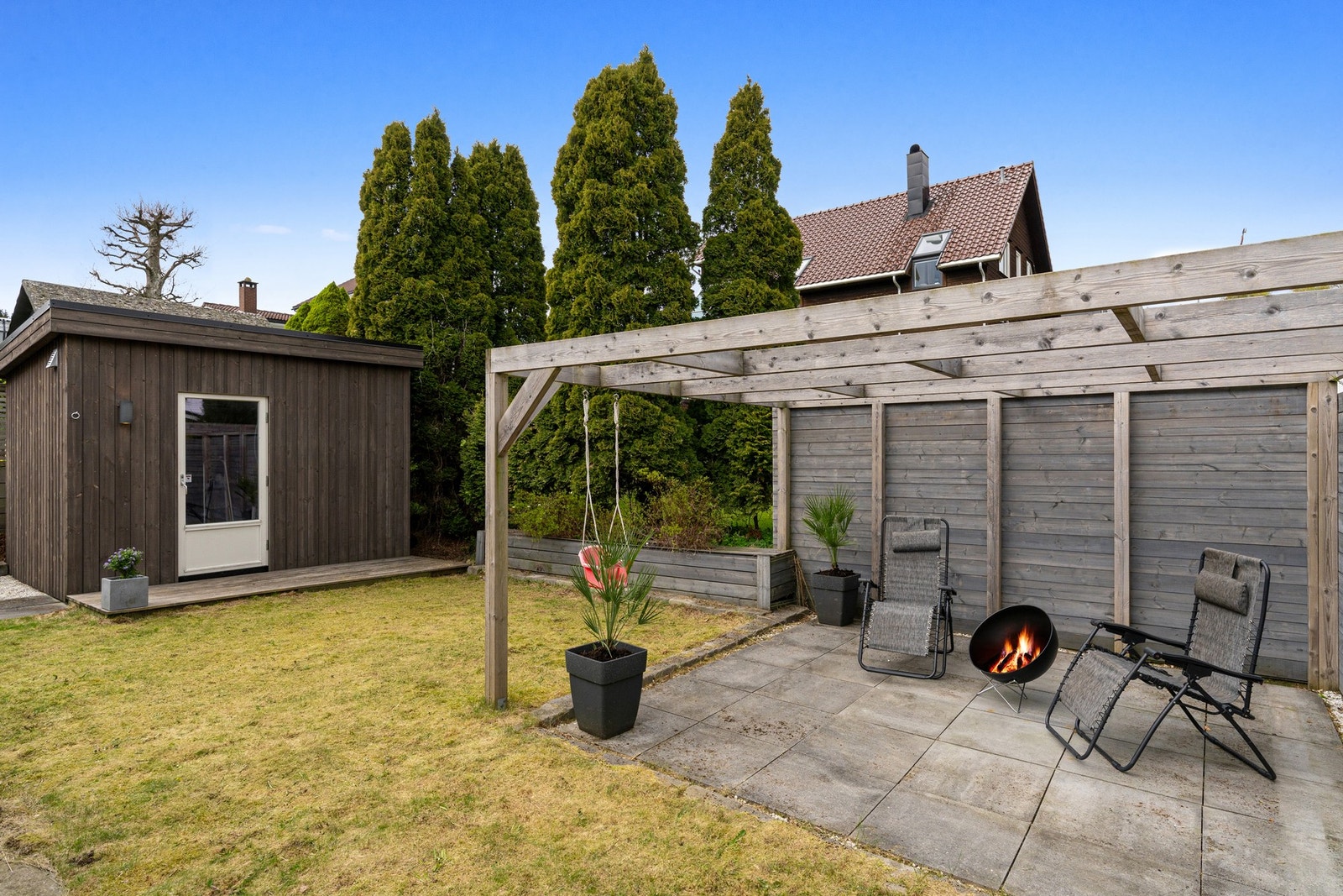 Pergola samt bryggebod ute med Schmidt benkeplate, fliser og varmekabler Galleribilde