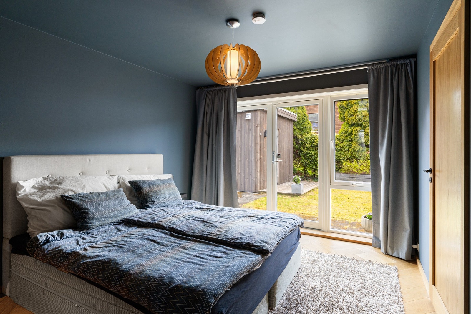 Hovedsoverom med utgang til hage, eget bad og walk in closet Galleribilde
