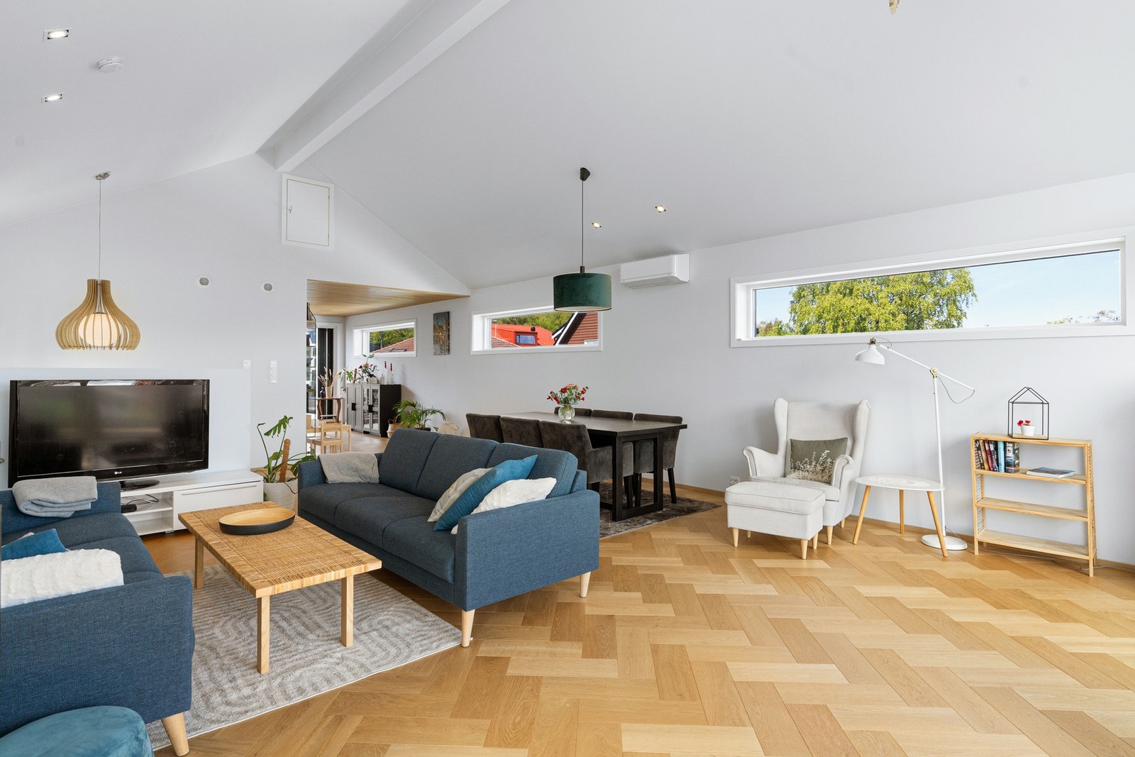 Det er semiåpen løsning mellom stue, spisestue og kjøkken Galleribilde