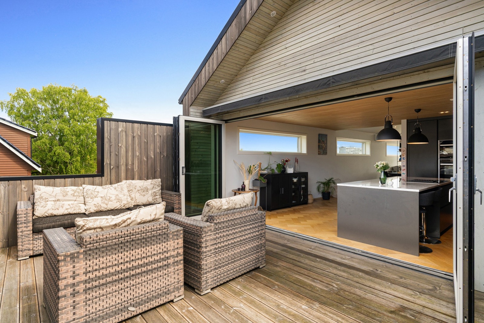 5 meter foldedør til terrassen som vender mot syd - fantastisk å åpne opp mellom inne og ute på den måten i sommermånedene Galleribilde