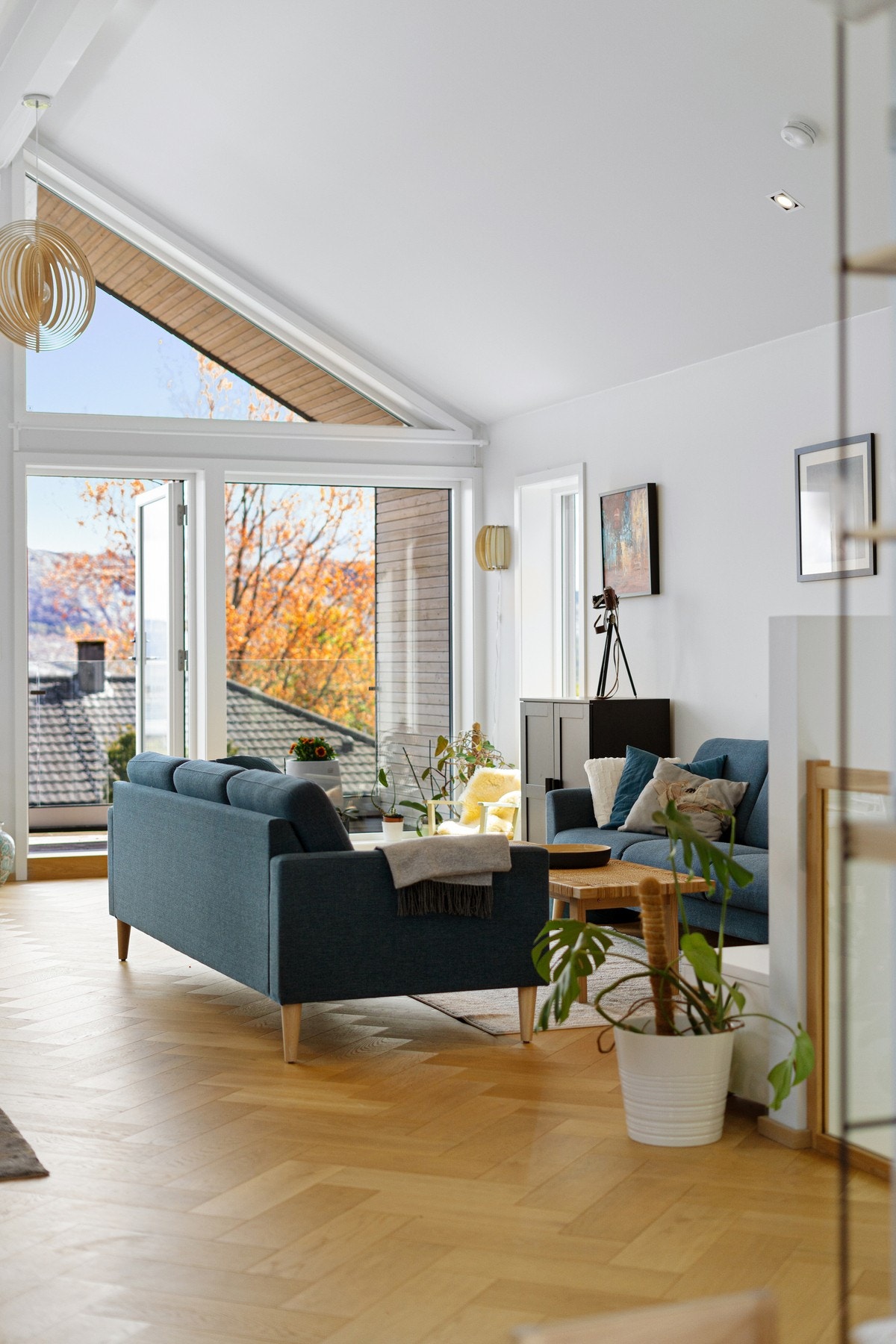 Store vindusareal som slipper inn rikelig med lys Galleribilde