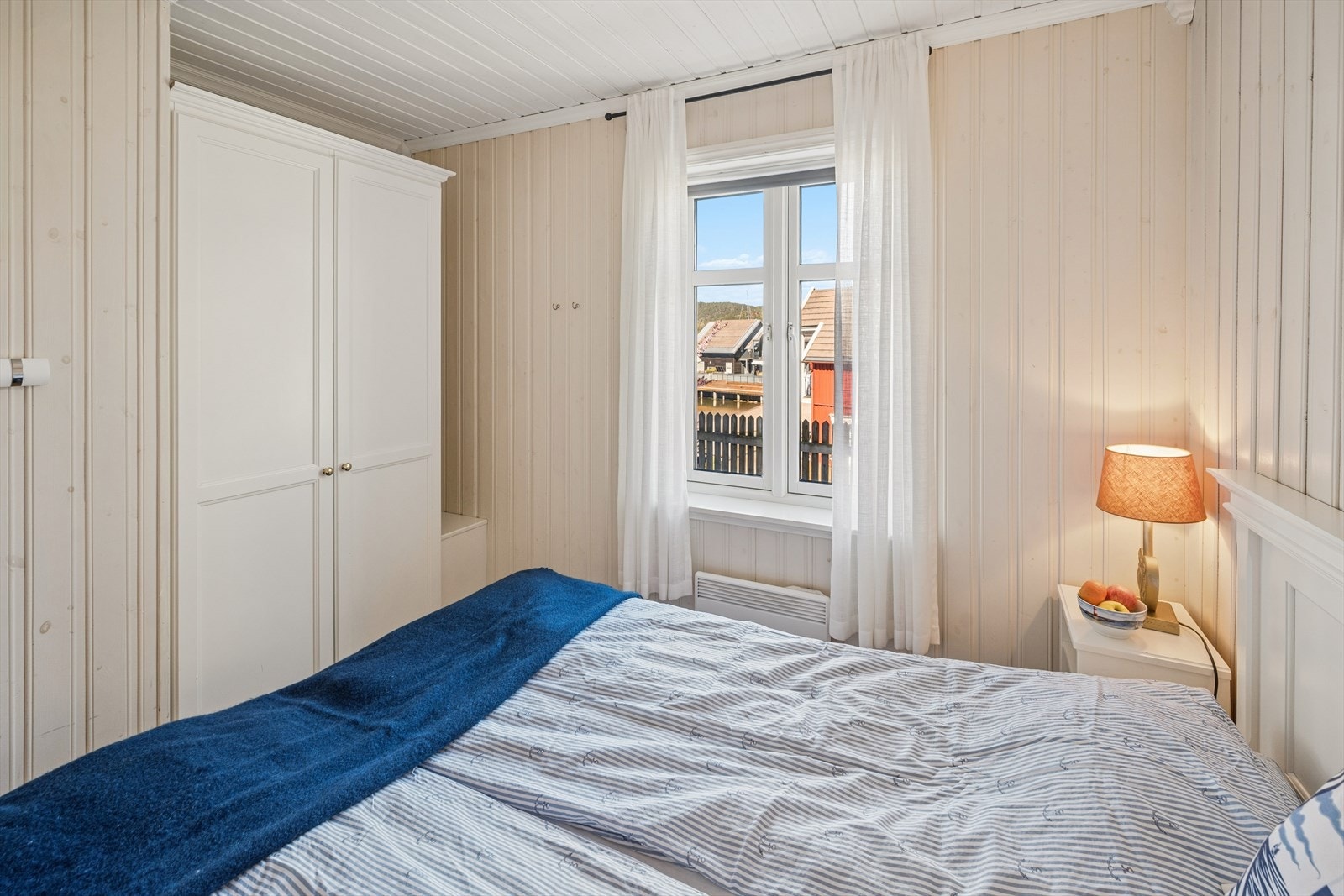 Soverommene i underetasjen er utstyrt med garderobeskap med profilerte fronter. Galleribilde