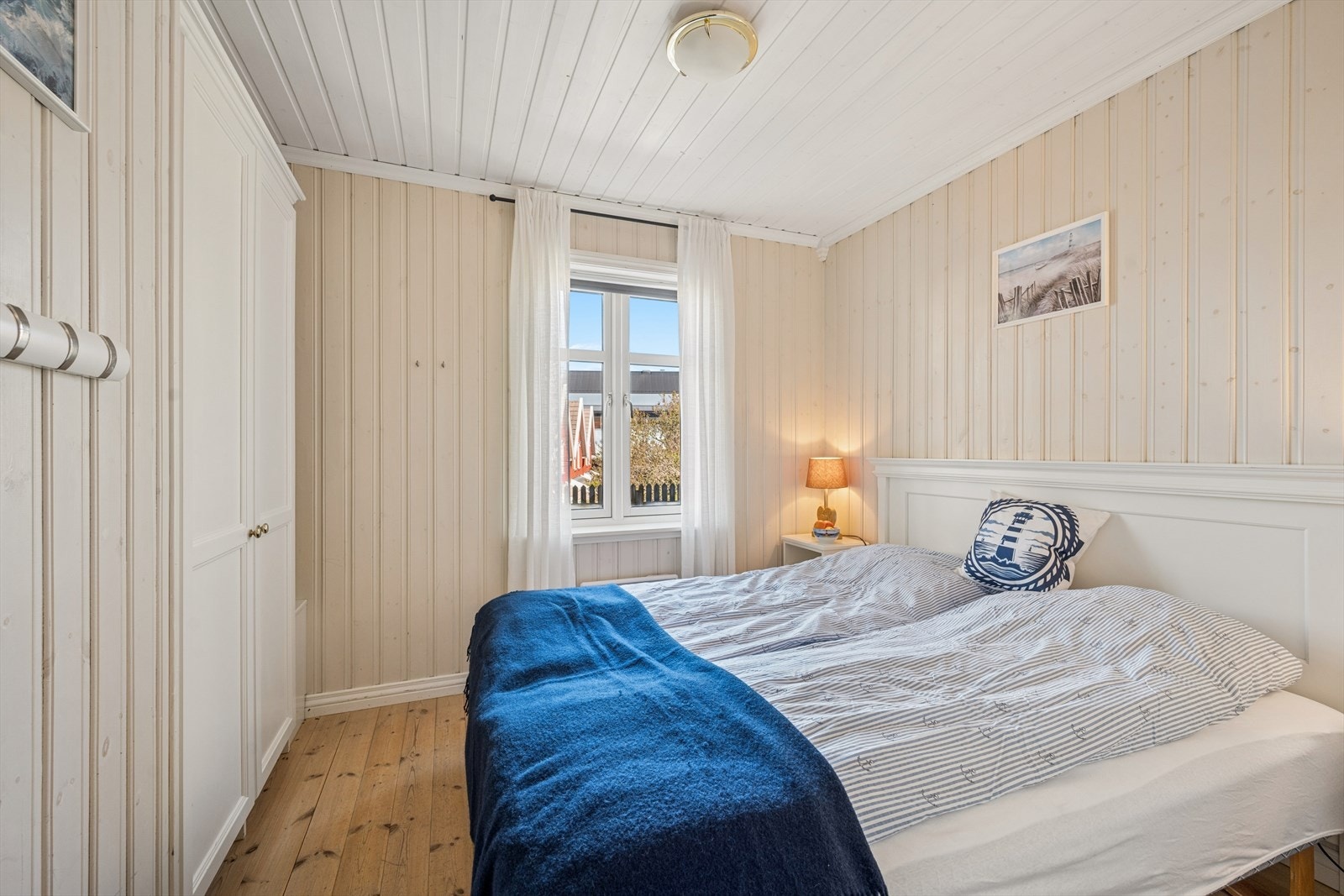 Boligen har totalt tre soverom. Dette er ett av to som ligger i underetasjen. Galleribilde