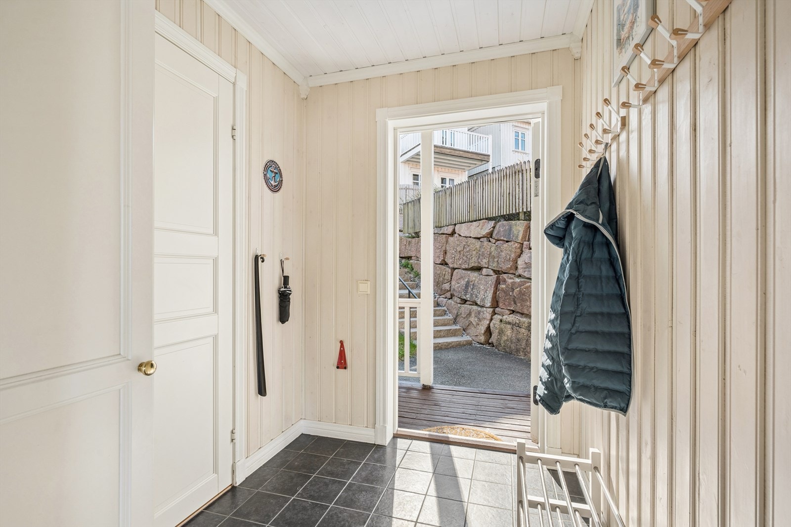 Entréen i første etasje har flislagt gulv og plass til yttertøy. Sikringsskapet er utstyrt med automatsikringer. Galleribilde