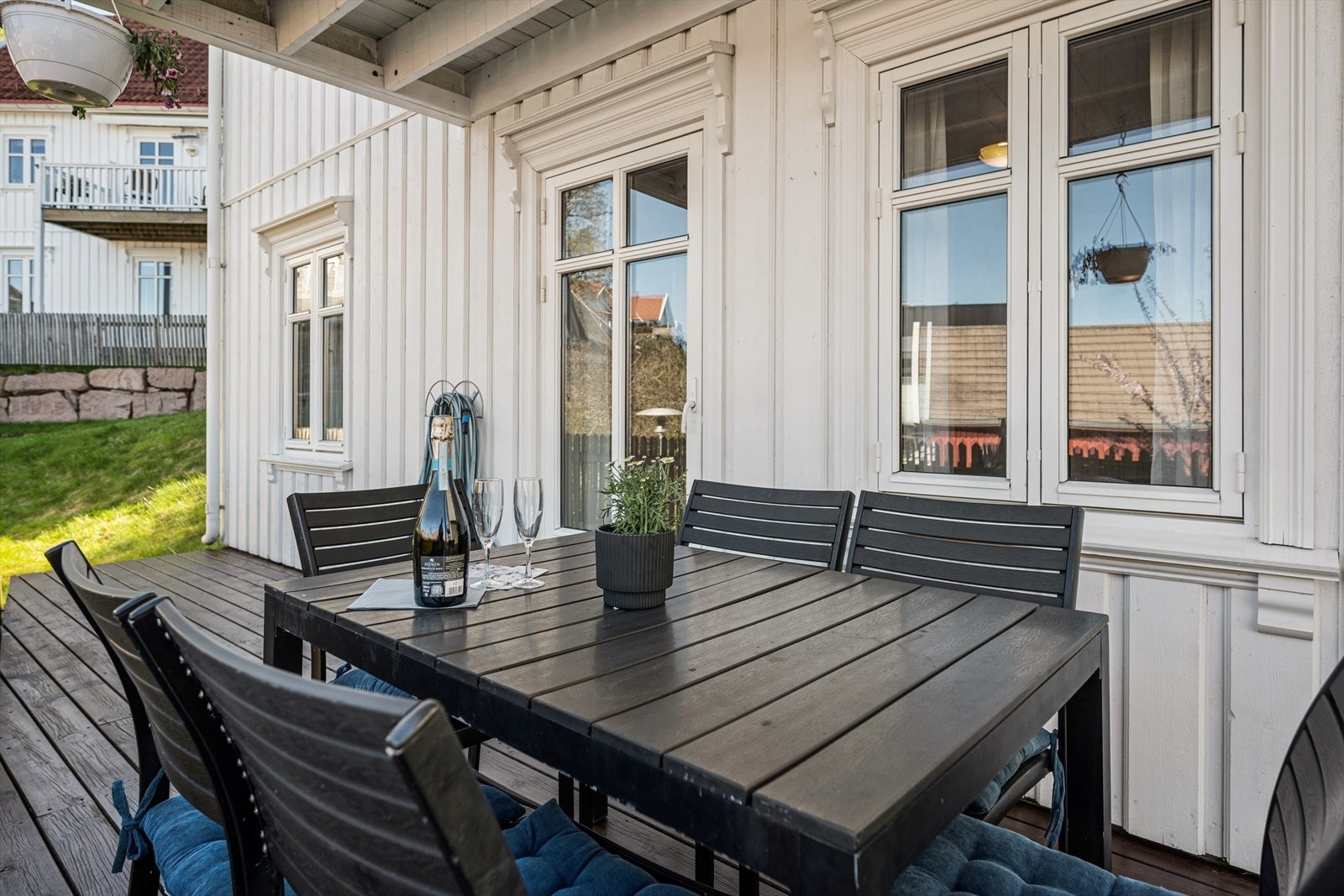 Verandaen i underetasjen er på ca. 13 m² og gir en privat uteplass. Galleribilde