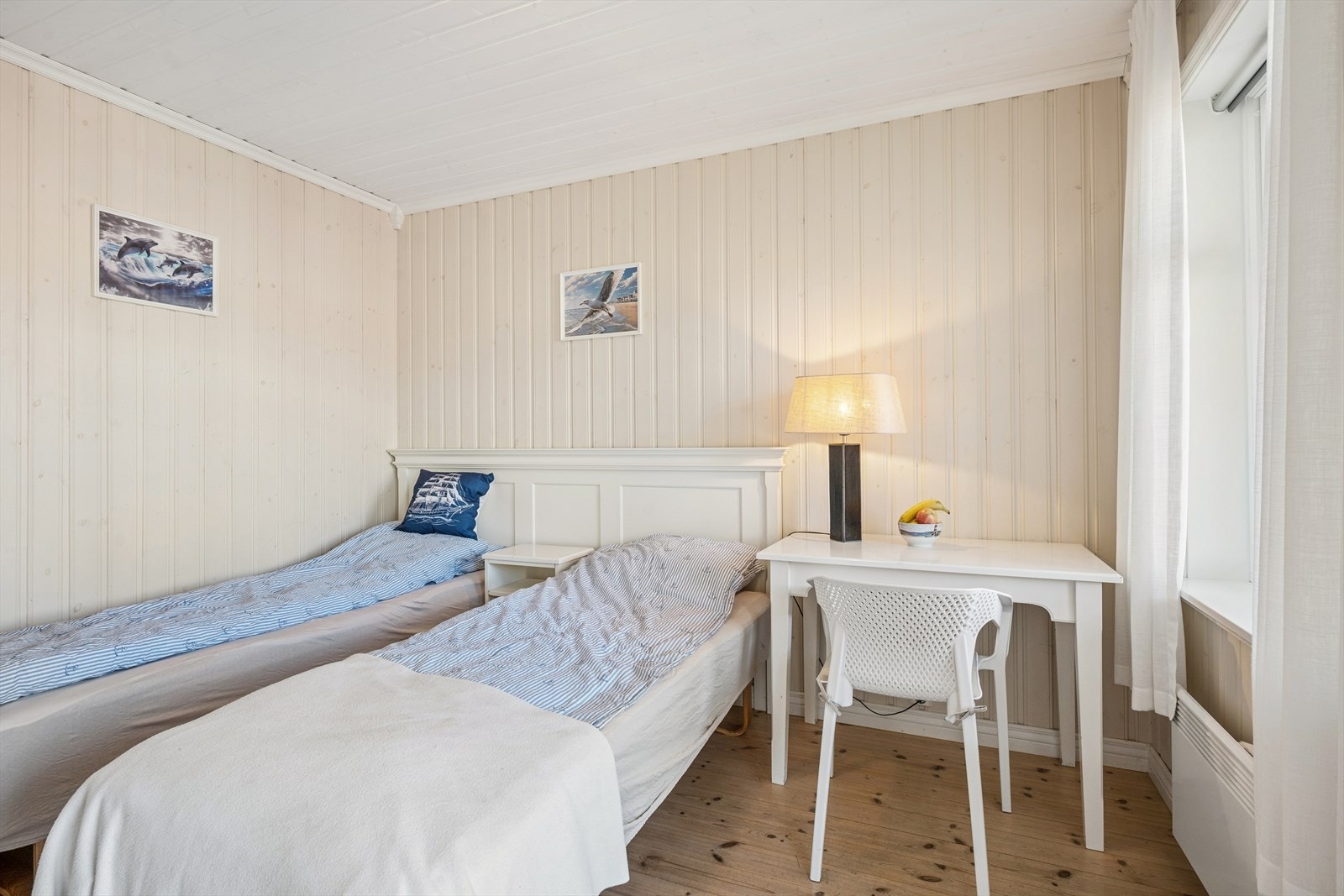 Det andre soverommet i underetasjen, med plass til to senger eller en arbeidsplass. Galleribilde