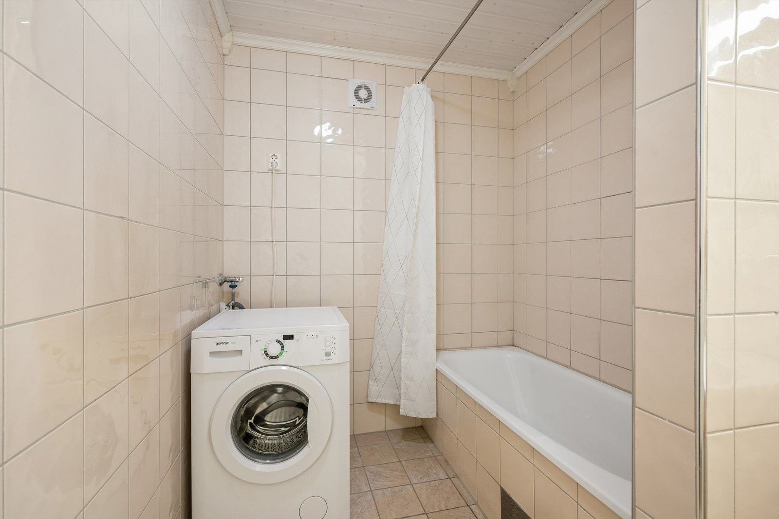 Badet har opplegg for vaskemaskin og er utstyrt med elektrisk avtrekksvifte. Galleribilde