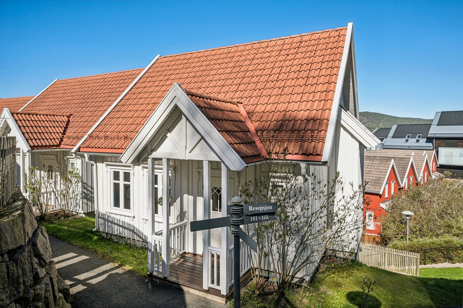 Eiendommen er en del av et velholdt sameie med felles vedlikehold av uteområder og brygger. Galleribilde