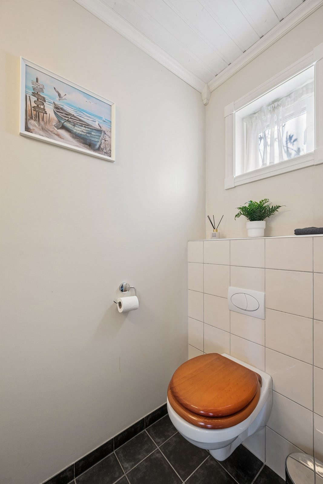 Ett av boligens to separate toalettrom, plassert i 1.etasje. Galleribilde