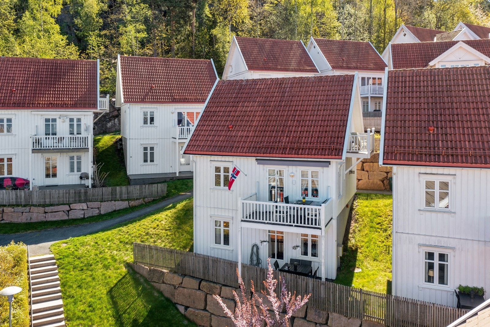 Her bor du med umiddelbar nærhet til sjøen, strender og svaberg, med sjarmerende Holmsbu kun en kort kjøretur unna. Galleribilde