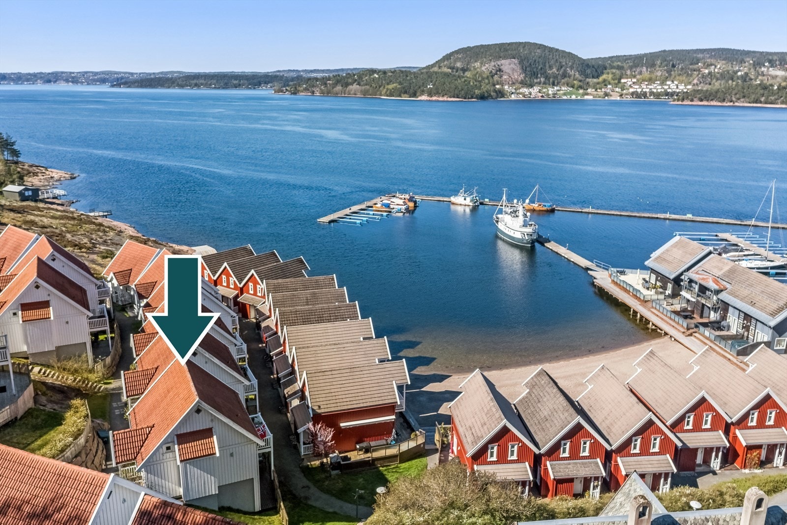En innholdsrik fritidsbolig over tre plan med uteplass i hver etasje, beliggende i idylliske Holmsbu Resort. Galleribilde