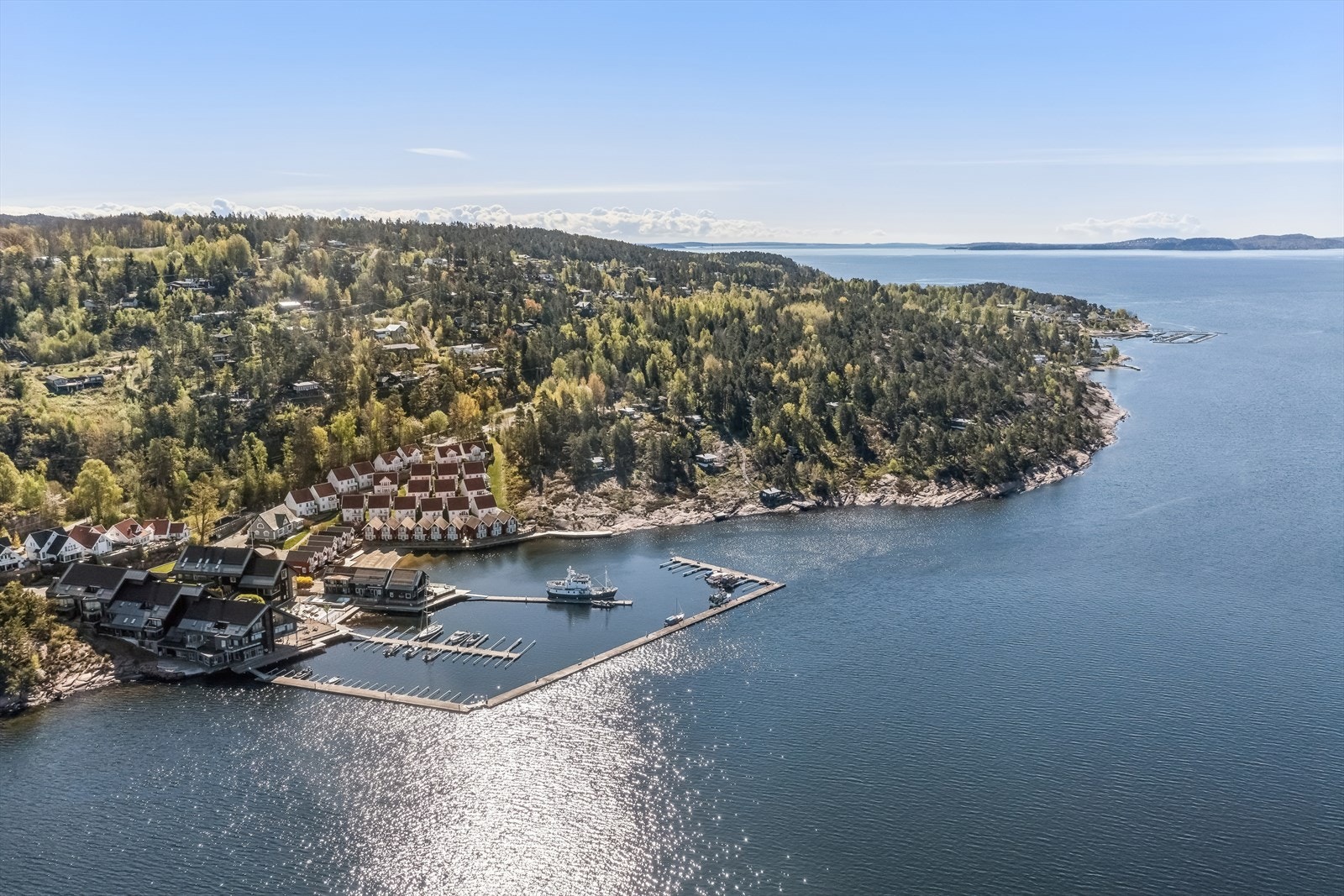 Området byr på flotte turmuligheter året rundt, både i skog og mark og langs kyststier med utsikt over fjorden. Galleribilde