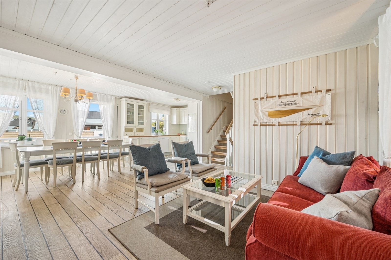 Den gjennomgående planløsningen i hovedetasjen skaper en sosial og åpen sone. Galleribilde