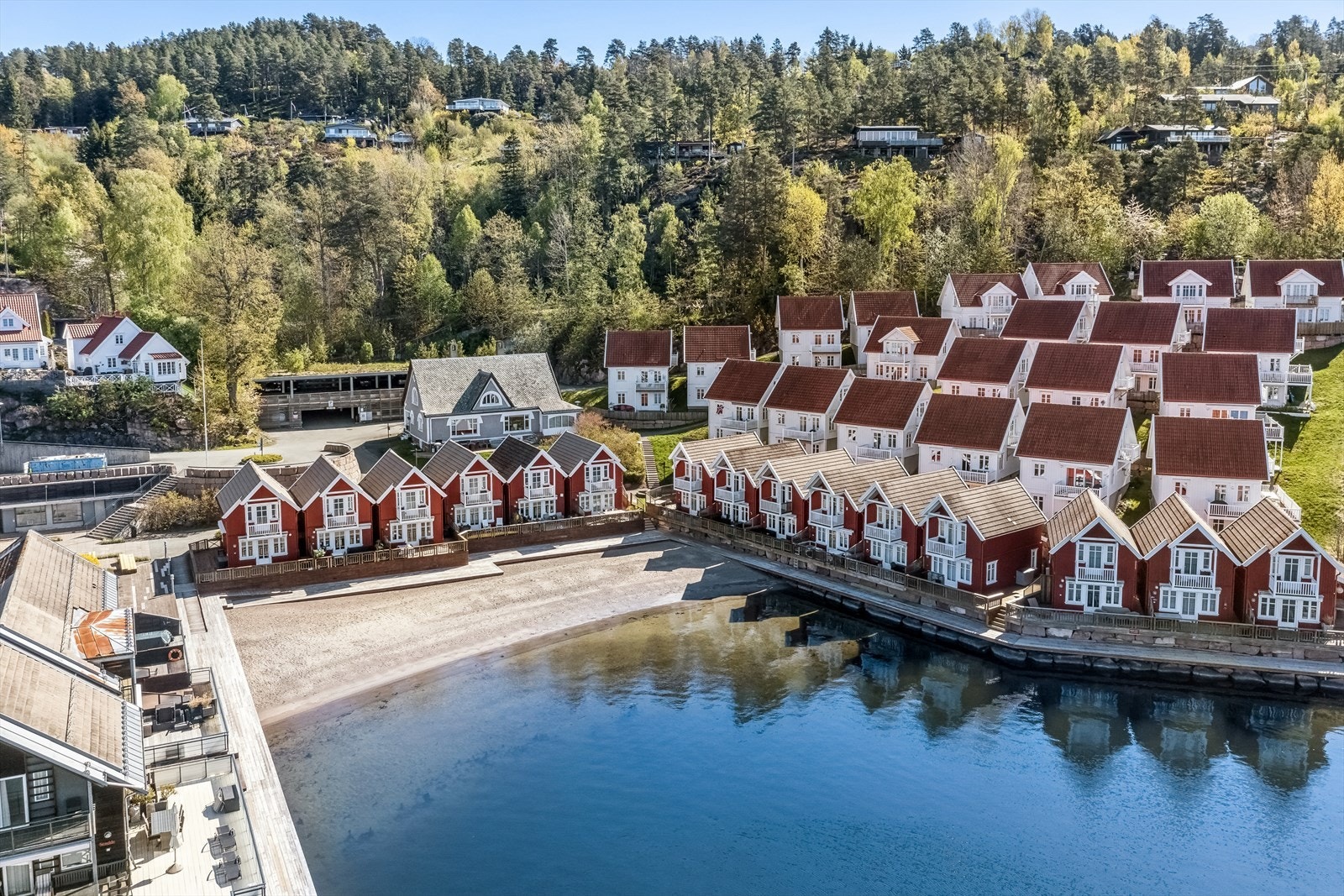 Kun en kort spasertur unna ligger Buktestranda, en av flere flotte badeplasser i området. Galleribilde