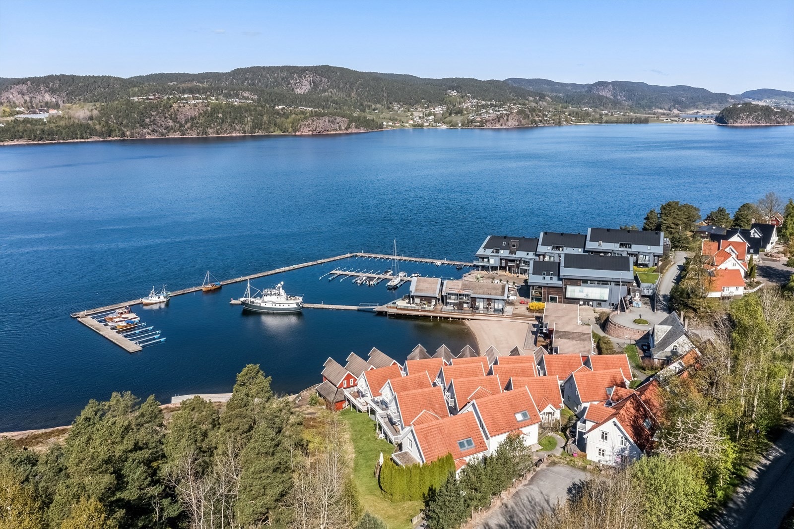 Holmsbu Resort tilbyr en idyllisk ramme for ferielivet, med mulighet for båtplass i marinaen. Galleribilde
